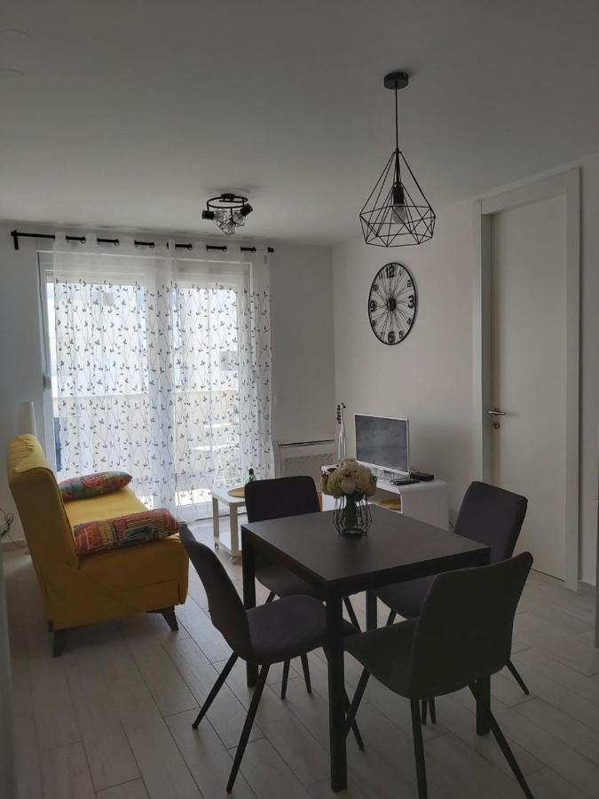 Apartman Ana Iadera With Balcony And Parking Zara Esterno foto